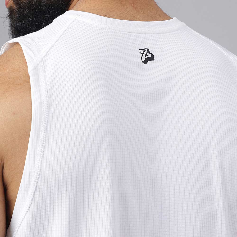 https://img6.hkrtcdn.com/37358/prd_3735715-MuscleBlaze-Patterned-DryFit-Delt-Tank-Polar-White-Small_o.jpg