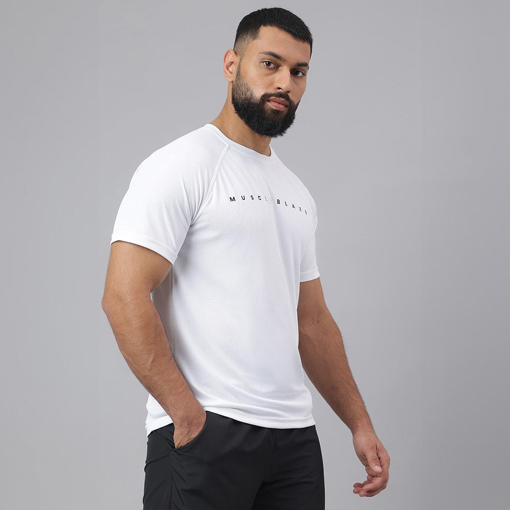 4 - MuscleBlaze Patterned Dry-Fit Active Tee Half Sleeve,  Polar White  X-Large
