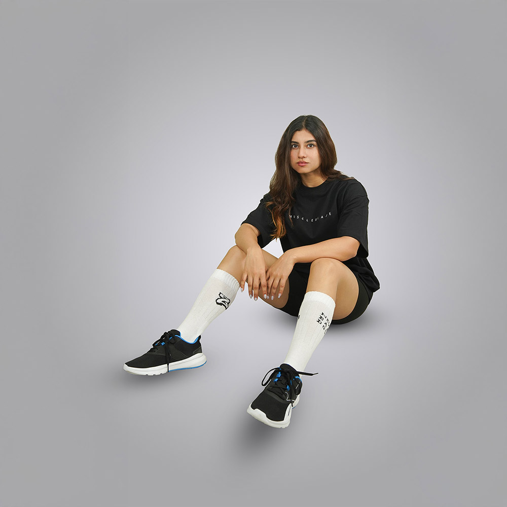 https://img6.hkrtcdn.com/40011/prd_4001055-MuscleBlaze-LWL-Oversized-Tshirt-Medium-Black_o.jpg