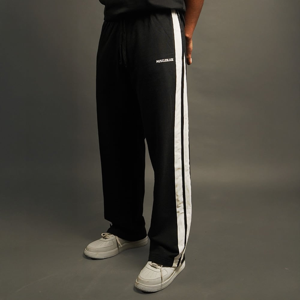 https://img6.hkrtcdn.com/40809/prd_4080805-MuscleBlaze-Straight-Fit-Panel-Trackpants-Black-Small_o.jpg